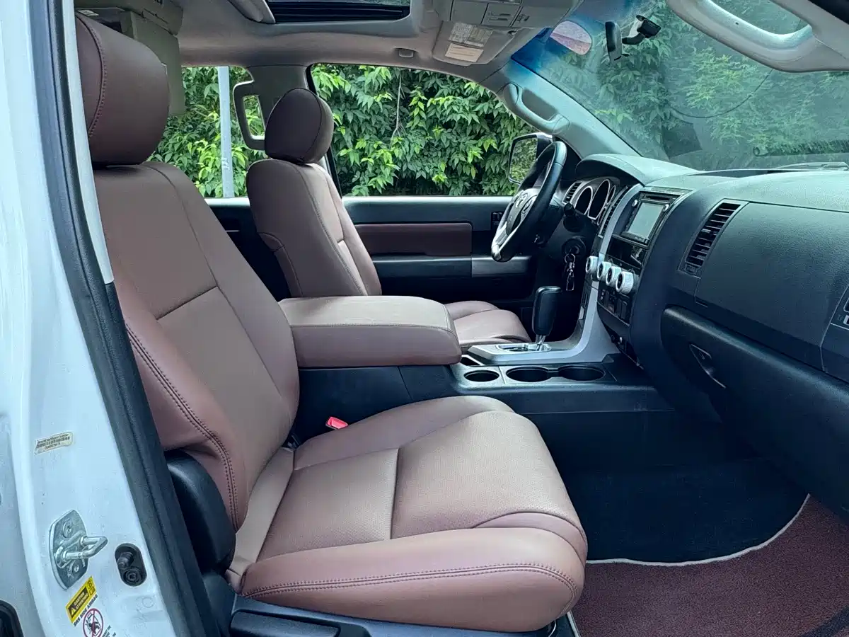 Toyota Sequoia 2010 5.7 Platinum Edition фото 17