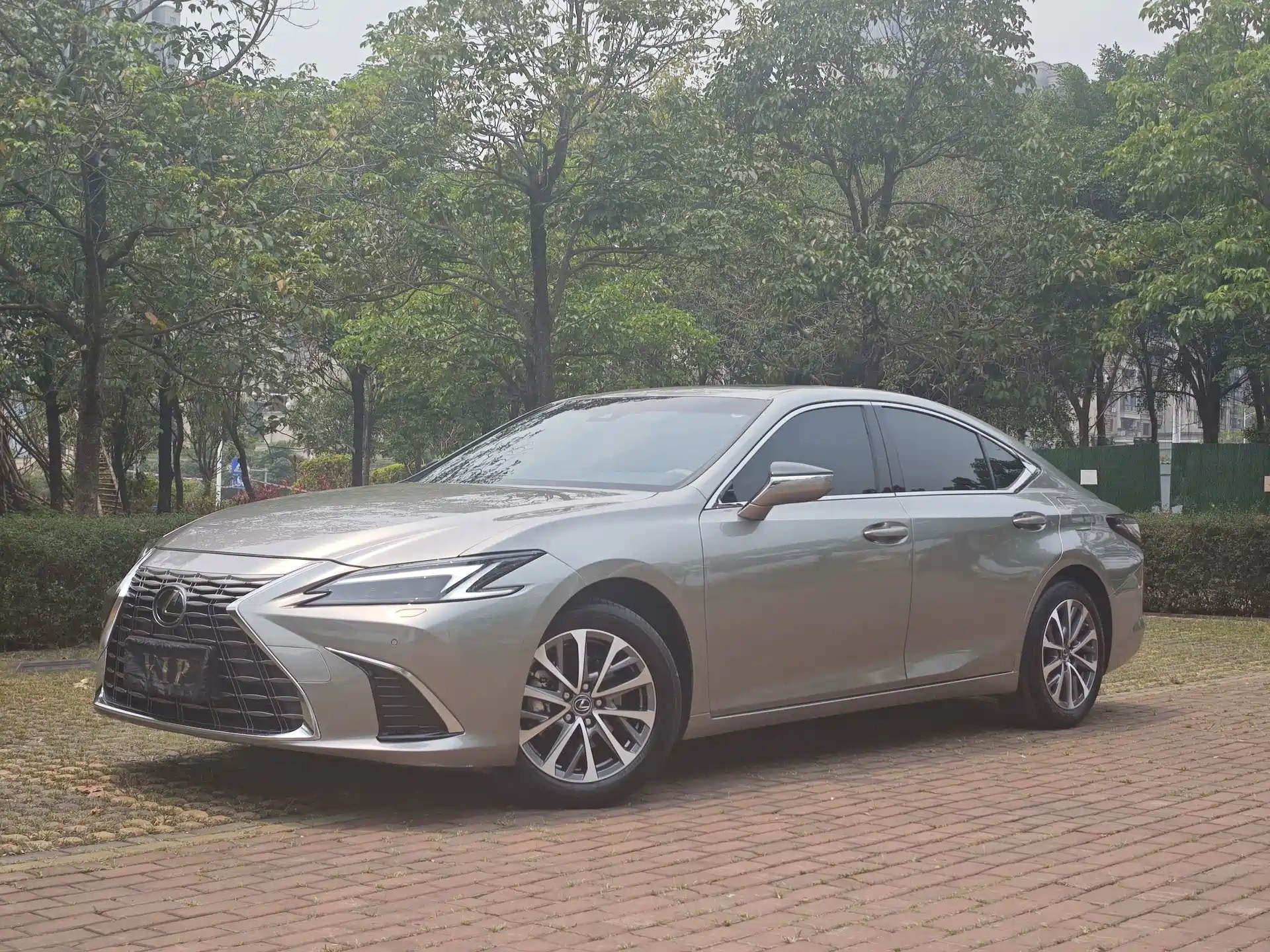Фото 1 - Lexus ES