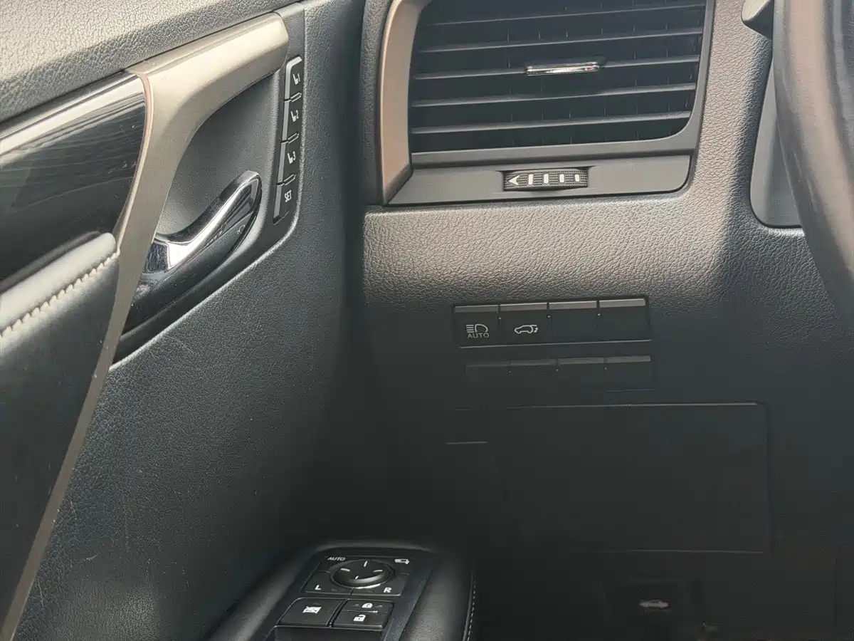 Фото 9 - Lexus RX
