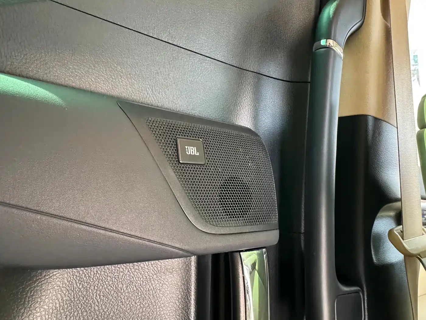 Toyota Alphard 2020 Hybrid 2.5L Premium Edition фото 20