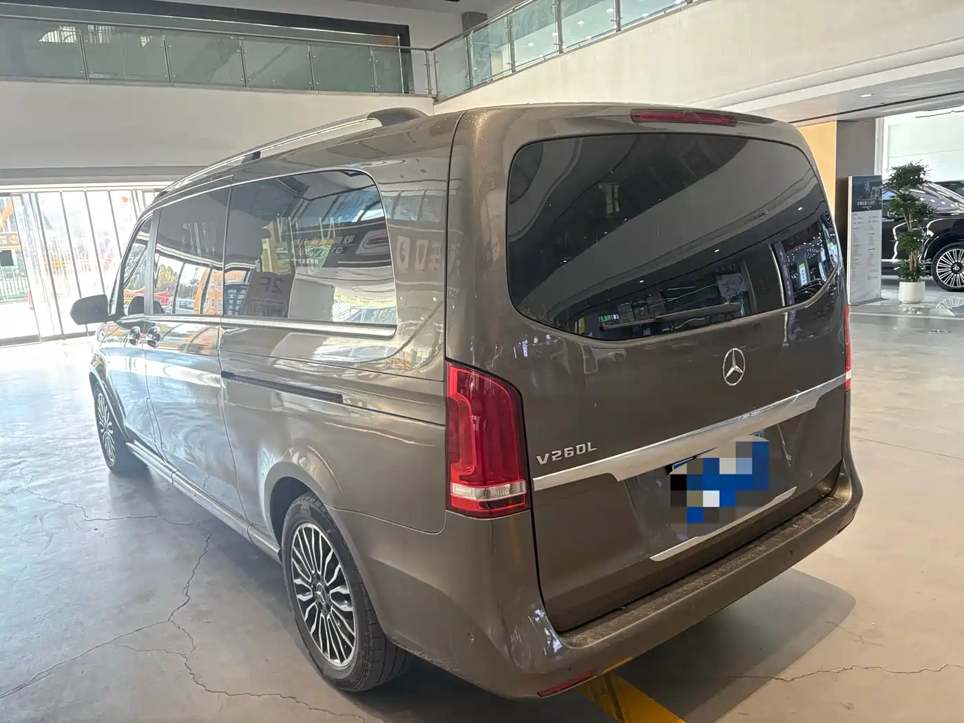 Mercedes-Benz V-Class 2017 Model V 260 L Premium Extended Edition фото 9