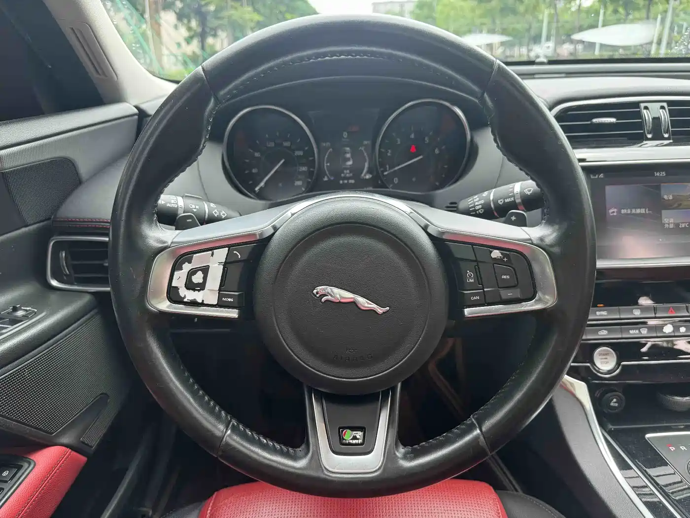 Jaguar XE 2015 2.0T 200PS R-Sport фото 7