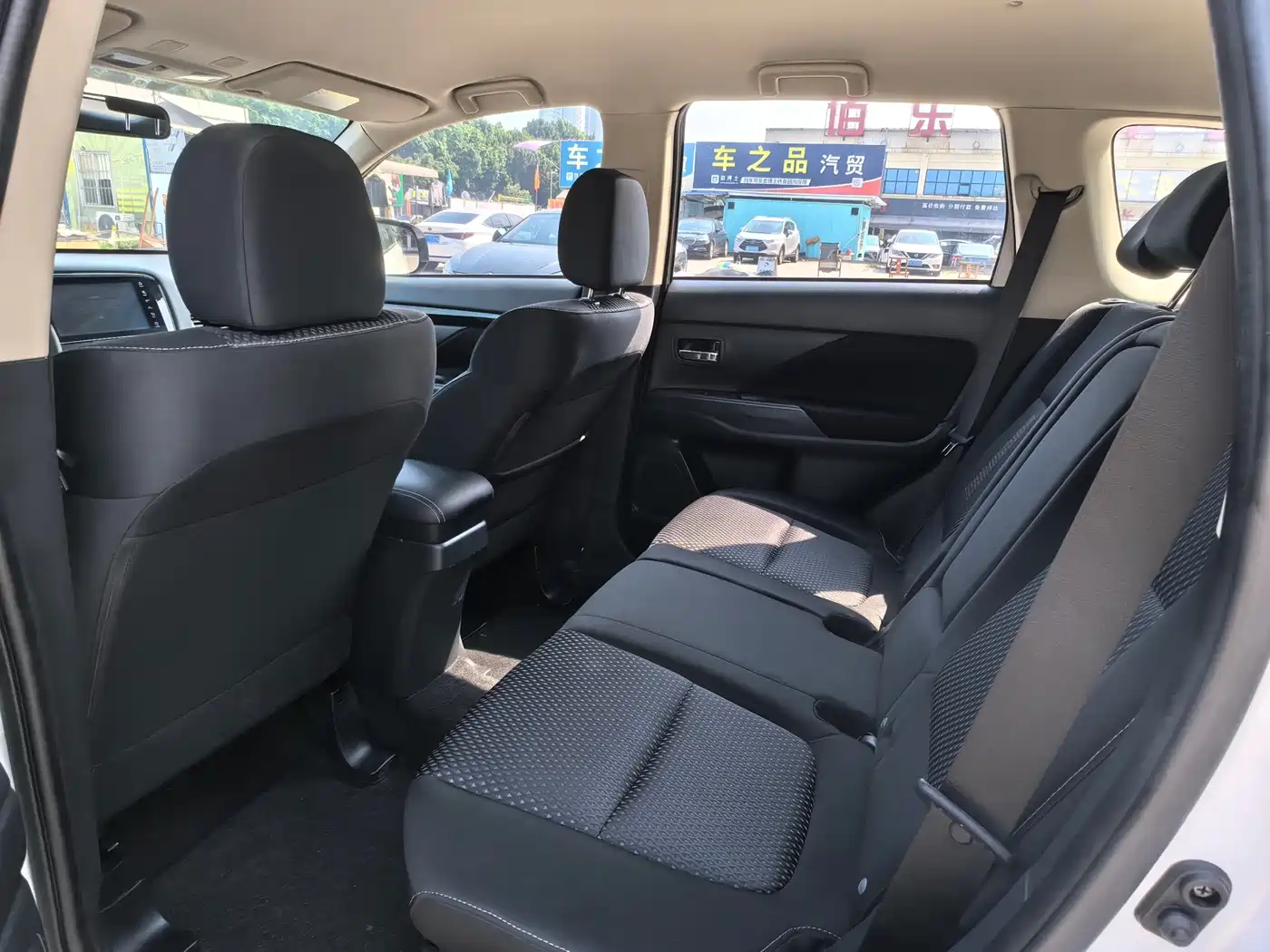 MITSUBISHI OUTLANDER