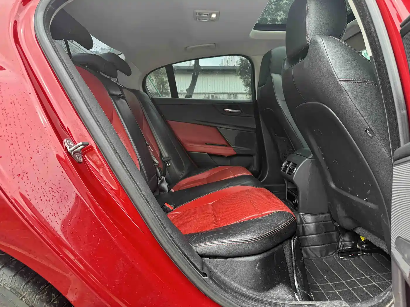 Jaguar XE 2015 2.0T 200PS R-Sport фото 6