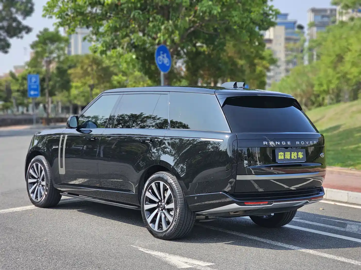 Land Rover Range Rover 2023 3.0 L6 400PS Golden Age 7-Seater Long Wheelbase фото 5