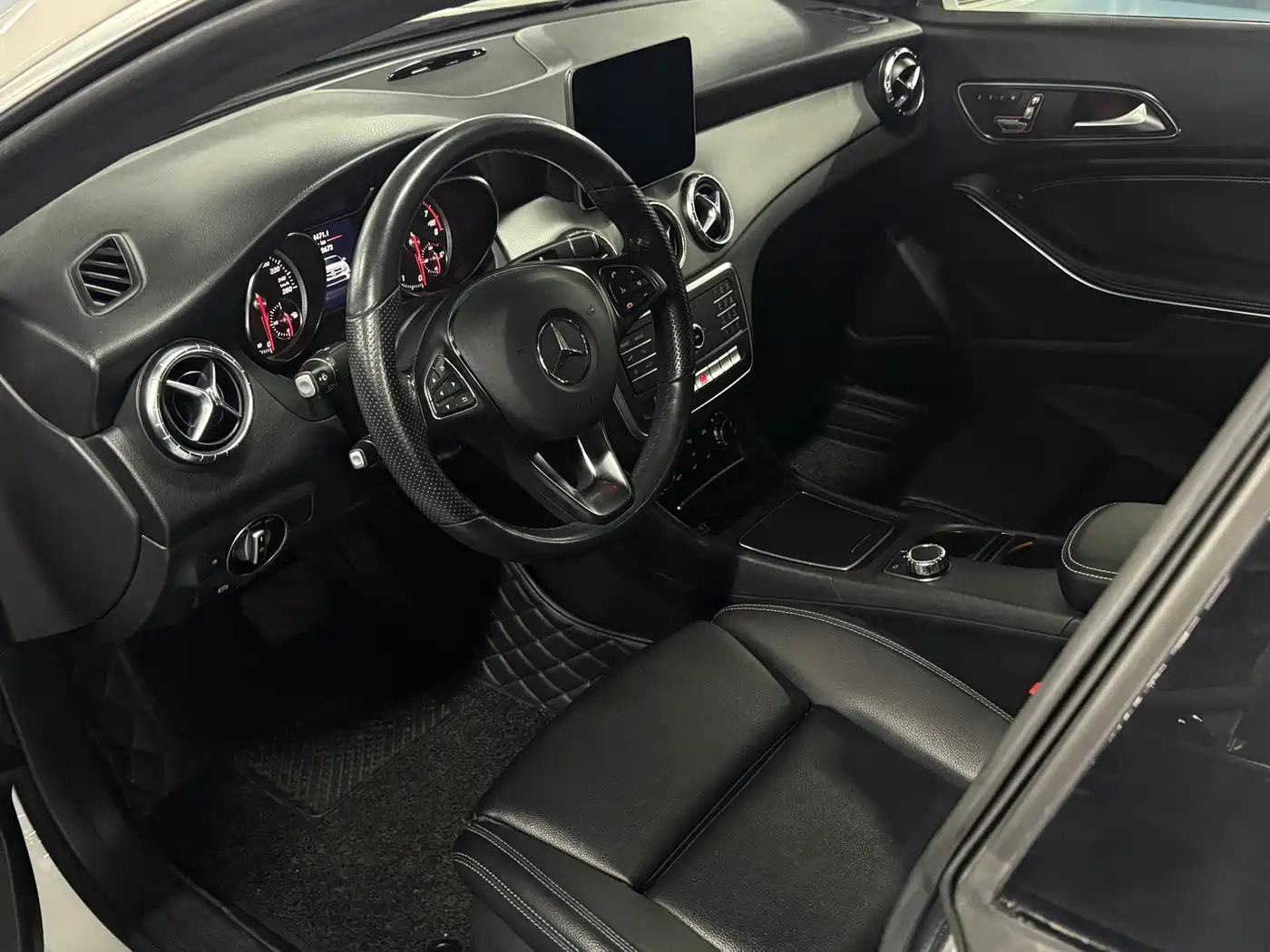 Mercedes-Benz CLA (Import) 2019 CLA 200 Fashion фото 2