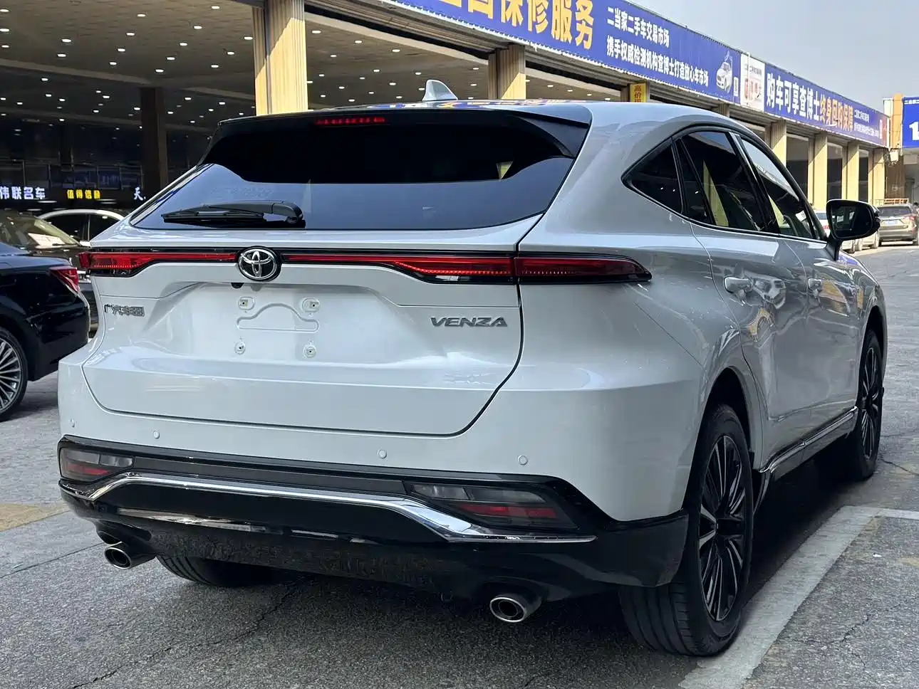 Toyota Venza 2023 2.0L CVT FWD Premium фото 15