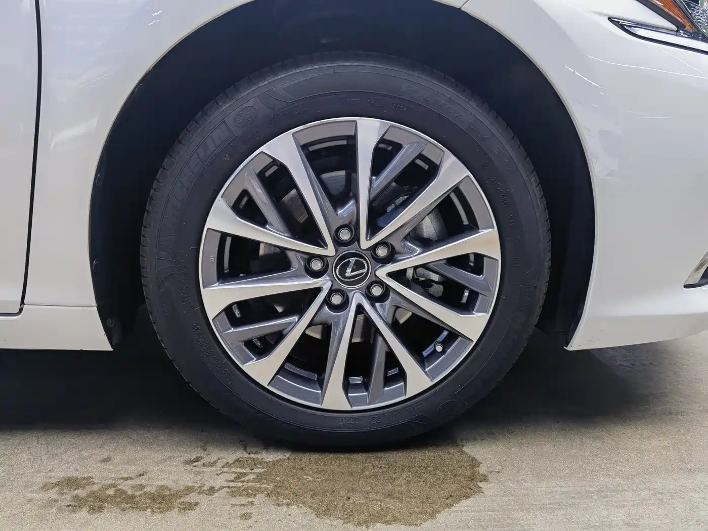 Lexus ES 2023 200 Excellence Edition фото 16
