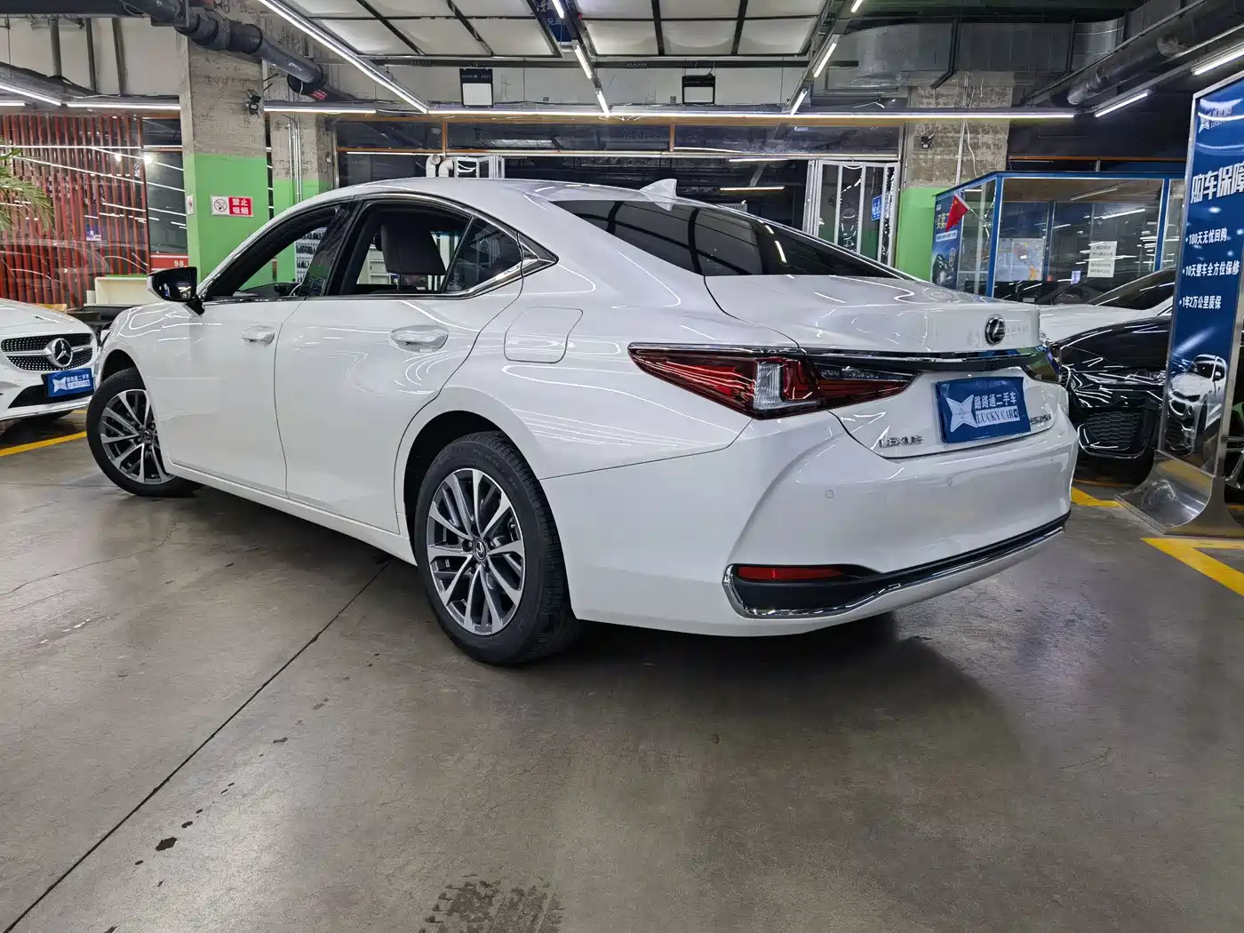 Lexus ES 2023 200 Excellence Edition фото 6