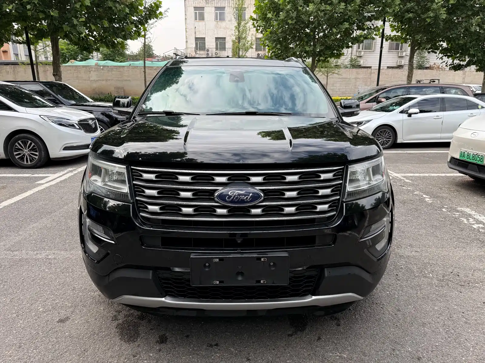 Photo 2 - Ford Explorer (Import)