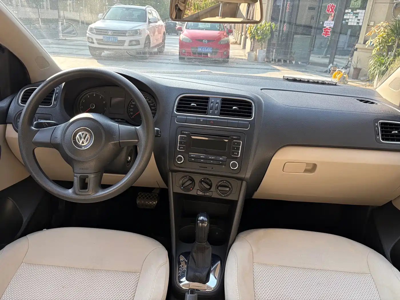 Volkswagen Polo 2011 1.6L Automatic Cool Edition фото 5