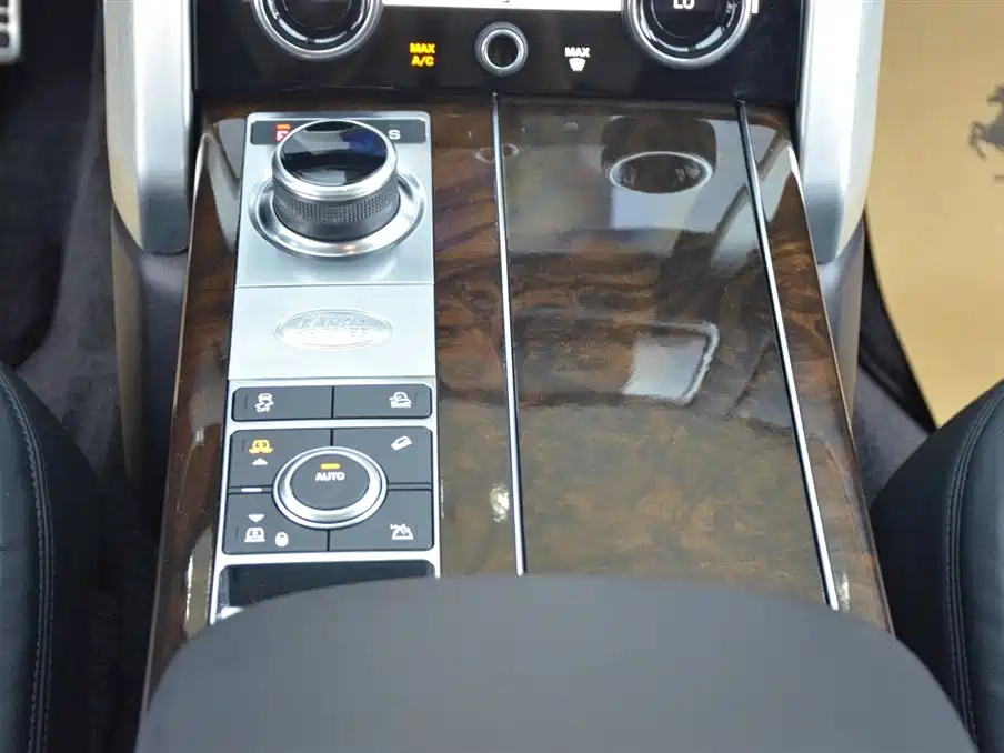 Land Rover Range Rover 2022 3.0 L6 400PS Heritage Extended Classic Edition фото 9