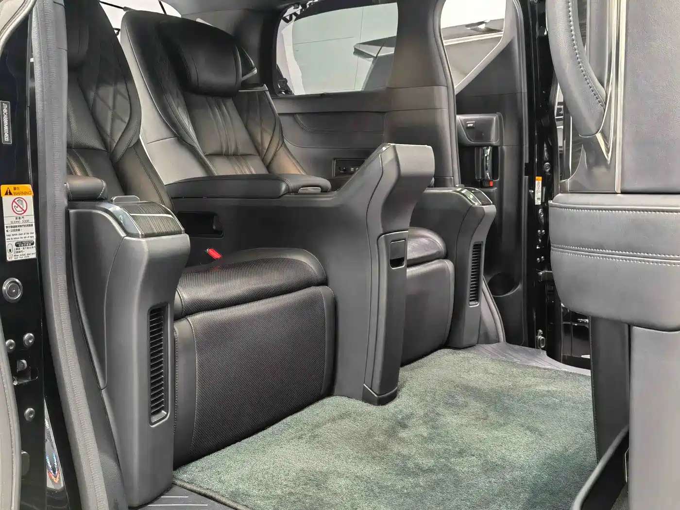 Lexus LM 2020 300h 4-Seat Imperial Edition фото 6