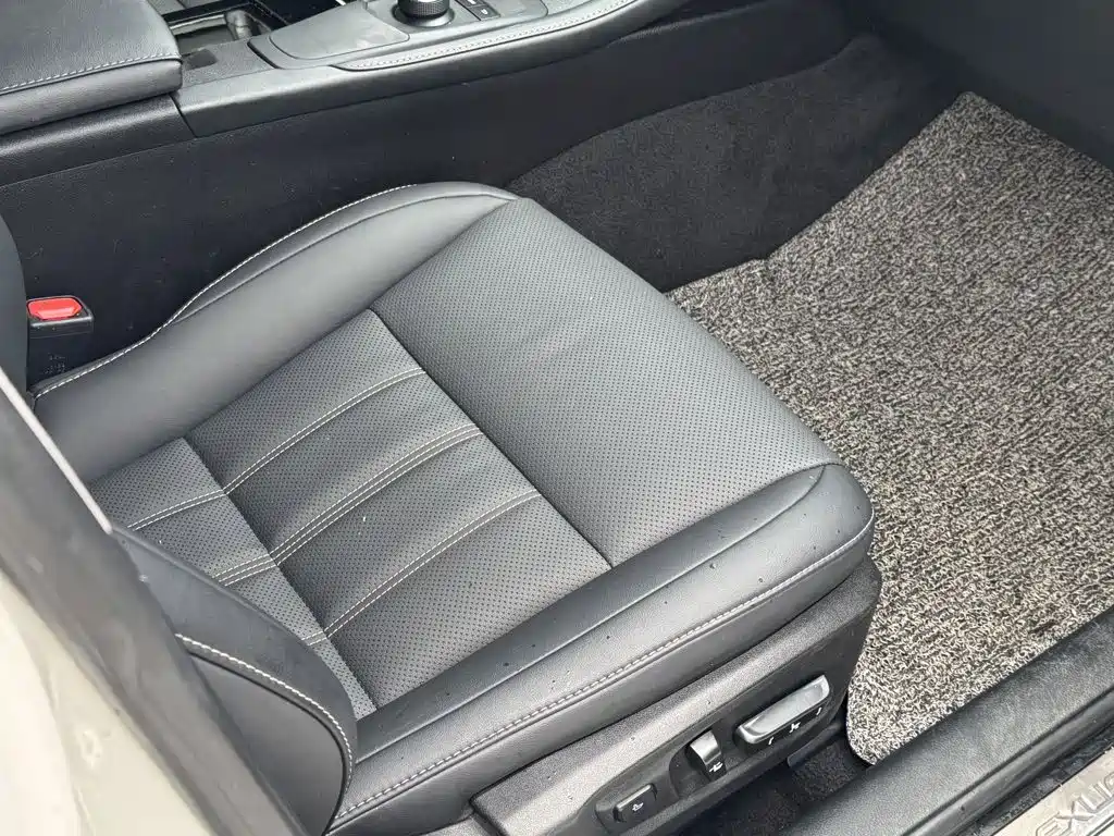 Фото 9 - Lexus ES