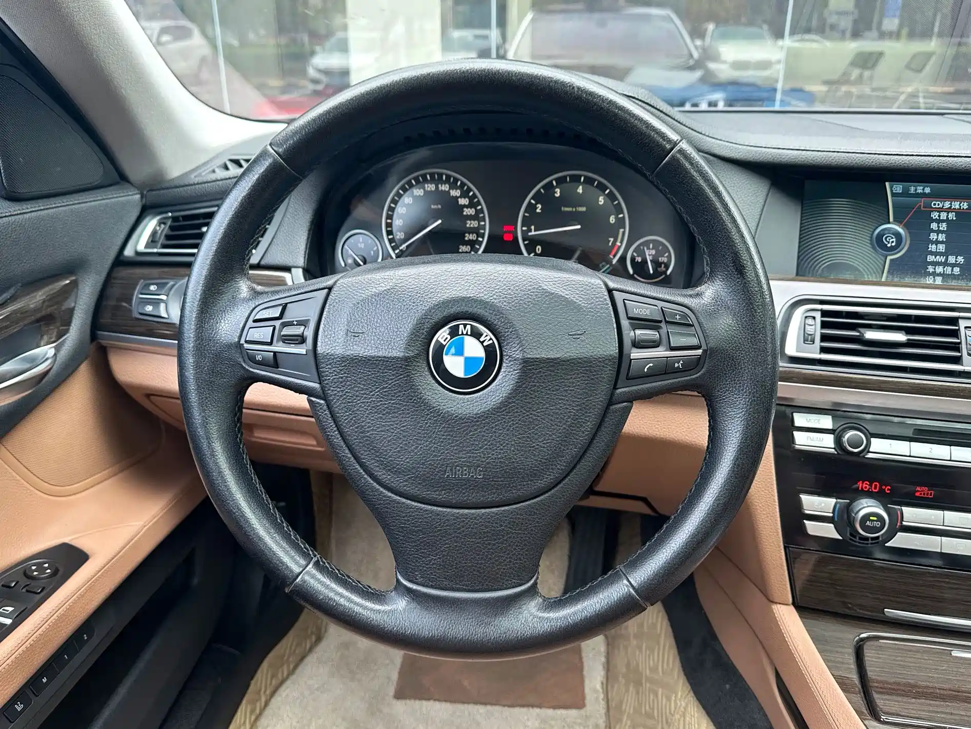 Фото 14 - BMW 7 Series