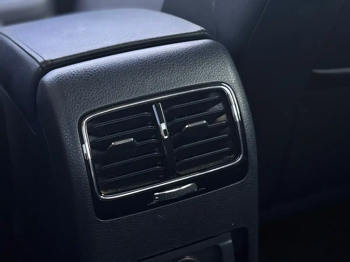 Volkswagen Sagitar 2018 1.6L Automatic Comfort фото 16