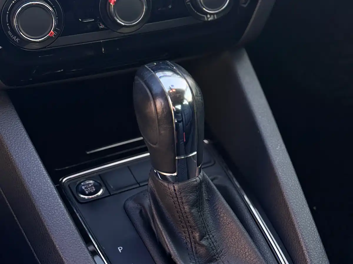Volkswagen Sagitar 2018 1.6L Automatic Comfort фото 8
