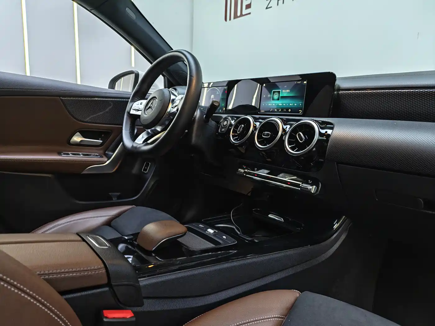 Mercedes-Benz A-Class 2019 A 180 L Sport Sedan фото 6