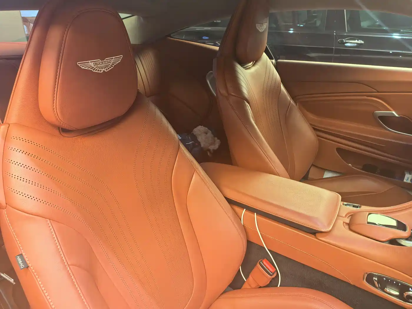 Фото 7 - Aston Martin DB11