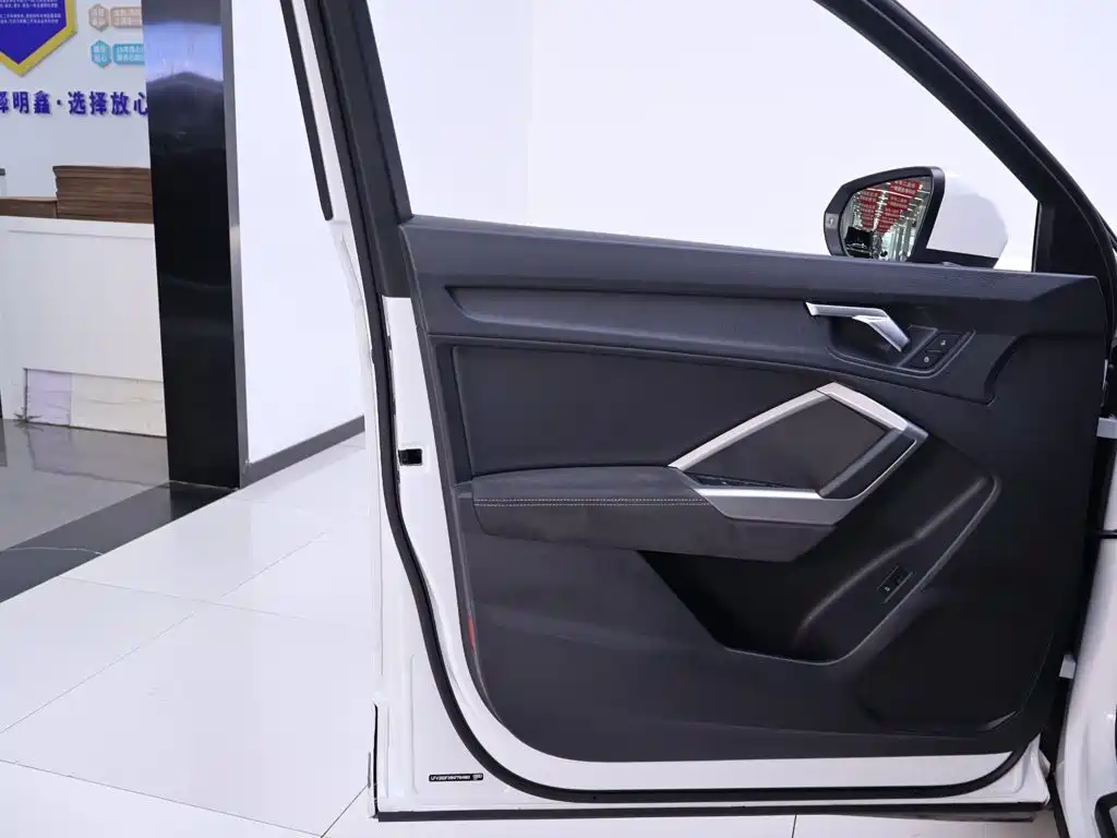 Photo 18 - Audi Q3