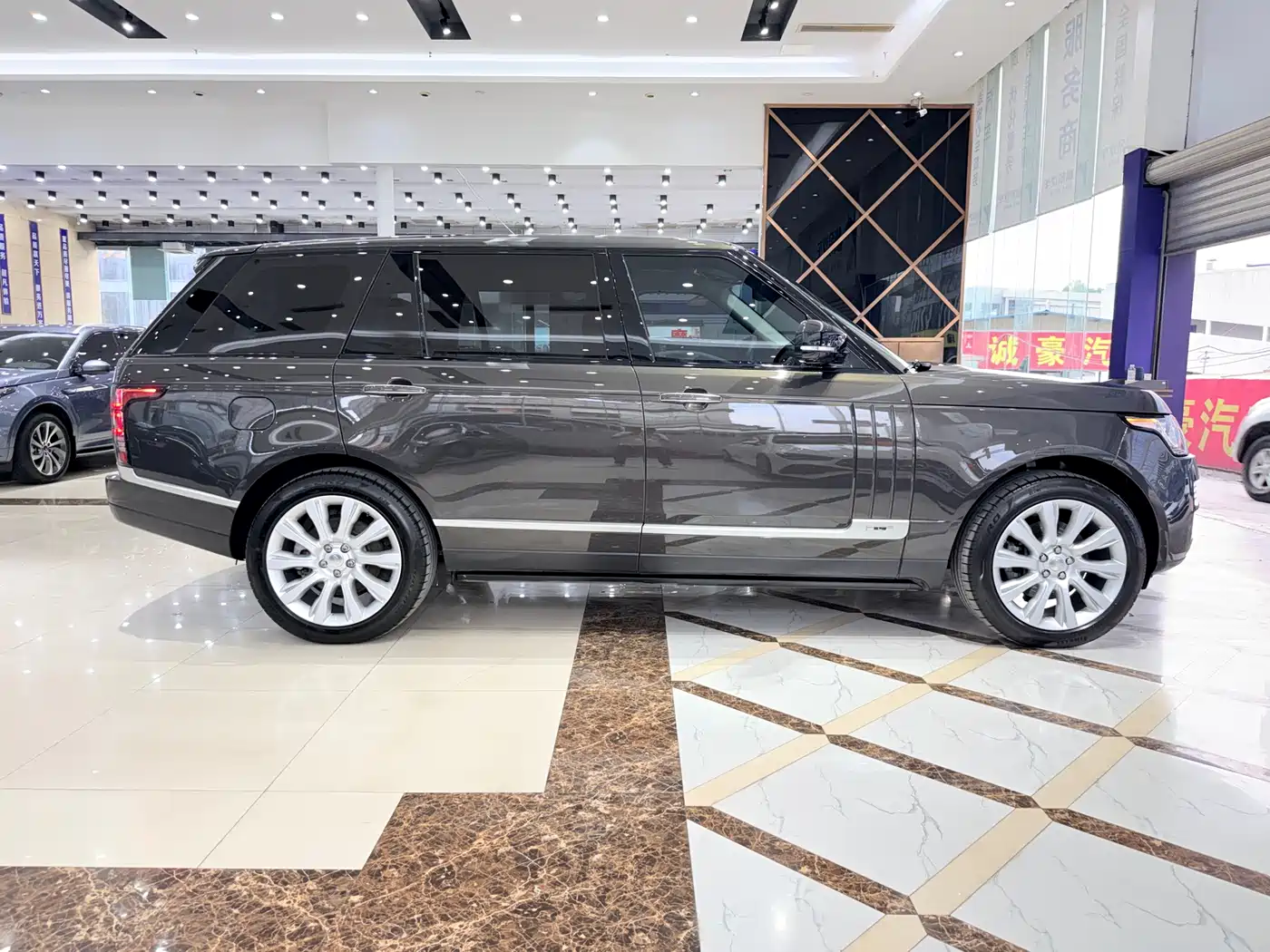 Land Rover Range Rover 2014 3.0 SC V6 Vogue SE Genesis Extended Edition фото 23