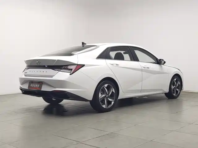 Hyundai Elantra 2022 1.5L CVT LUX Premium Edition — фото 2