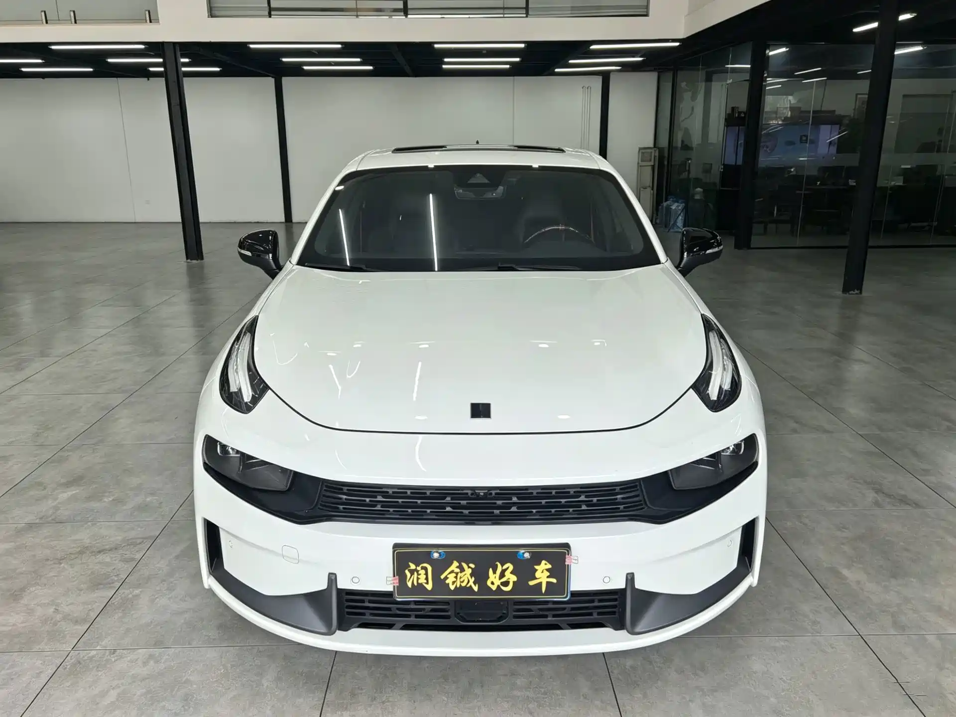 Фото 2 - Lynk & Co 03