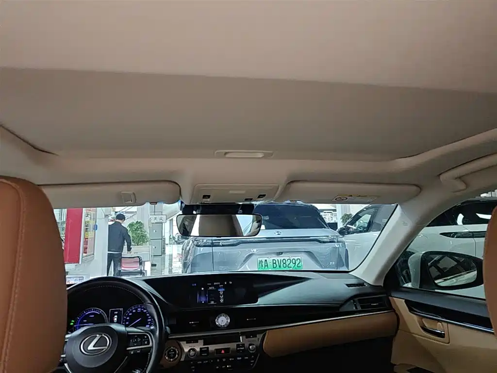 Lexus ES 2017 300h Mark Levinson Comfort Edition фото 18