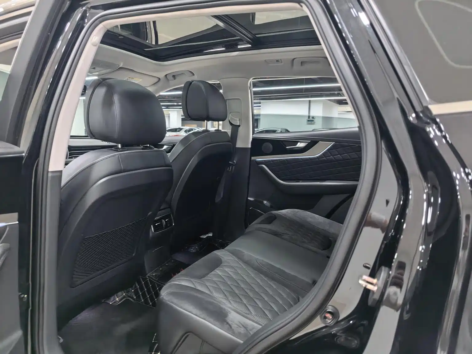 Photo 8 - Hongqi HS5