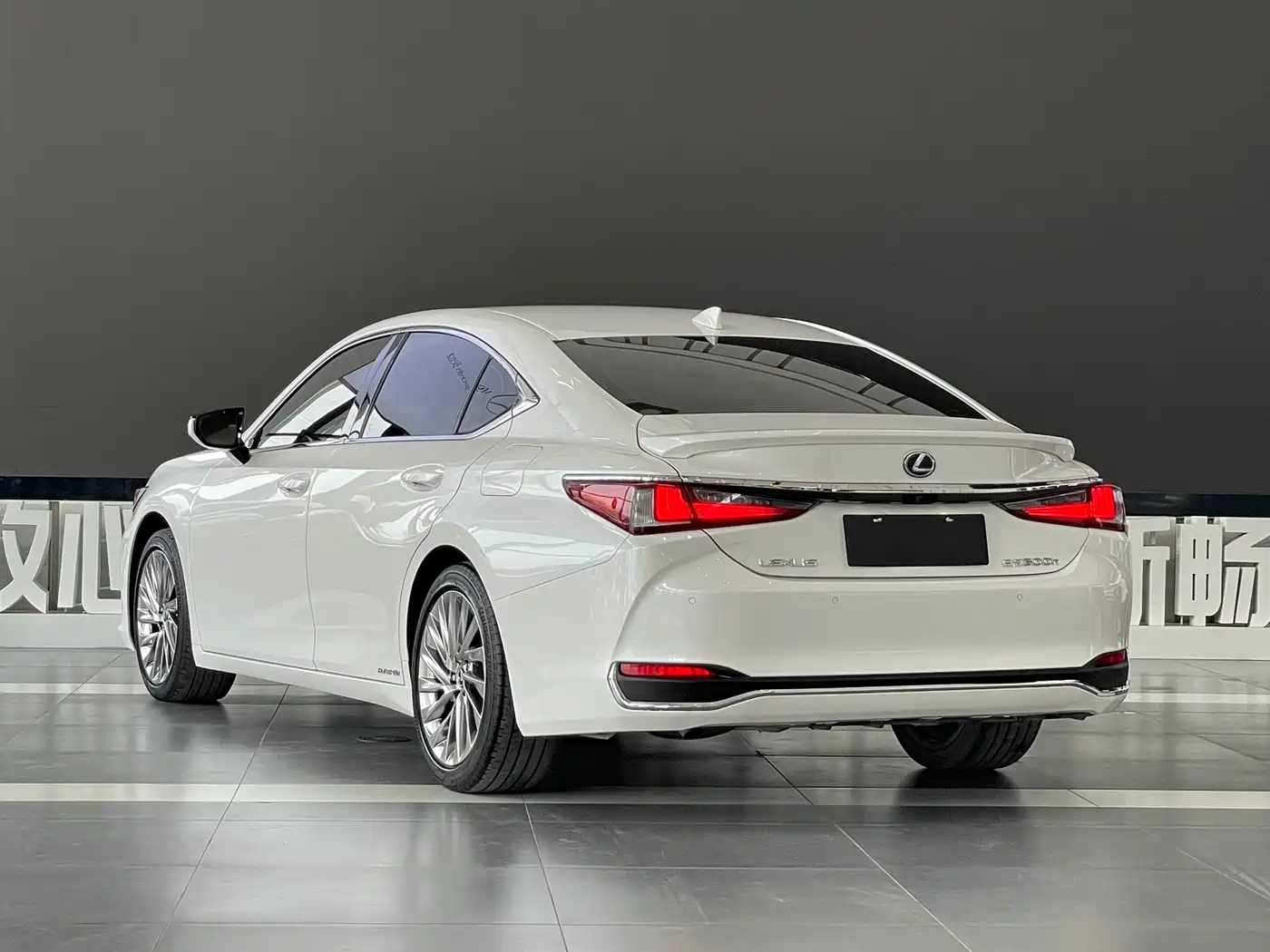 Lexus ES 2021 300h Executive Edition фото 4
