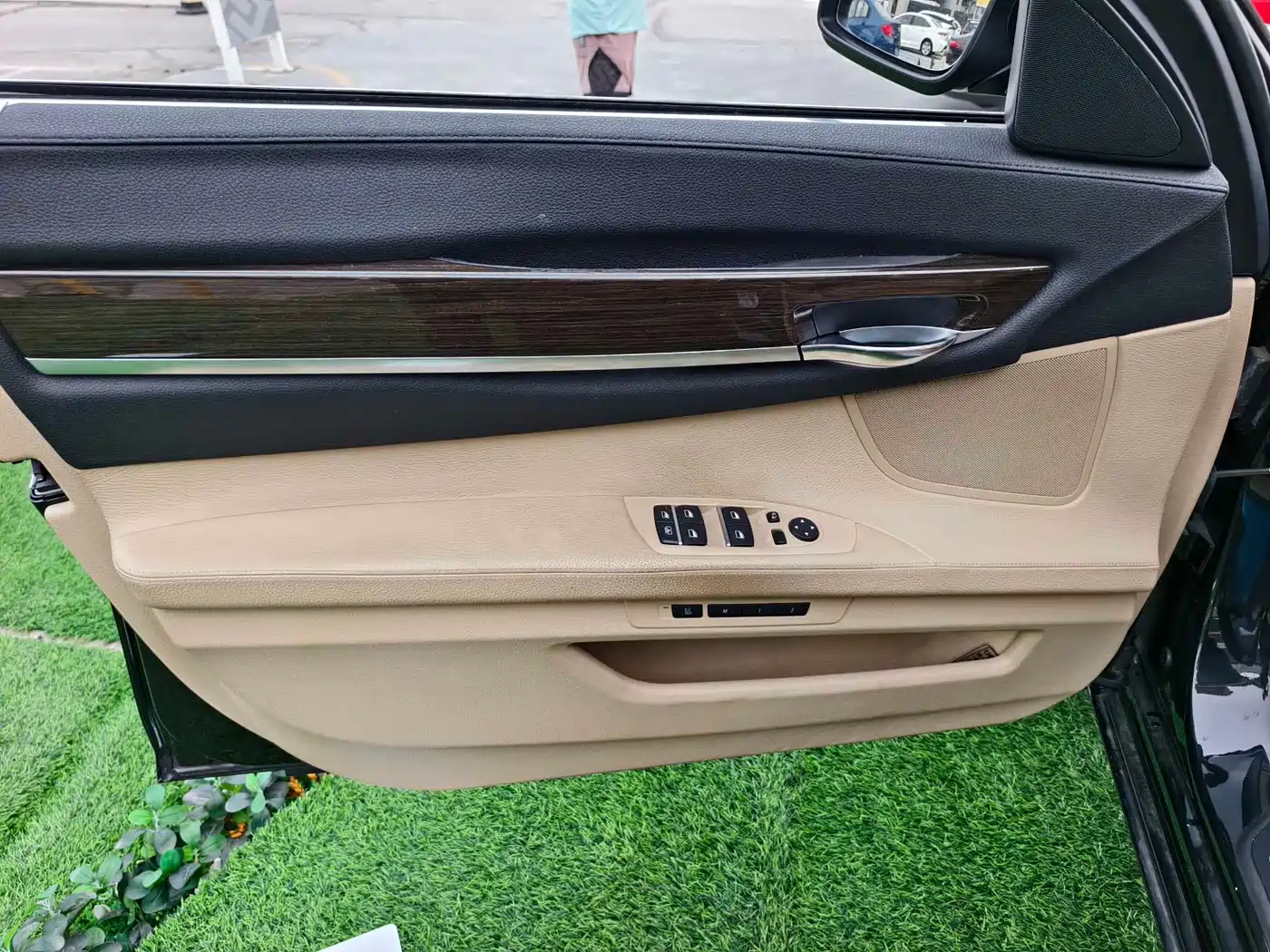 BMW 7 Series 2009 730Li Luxury фото 4