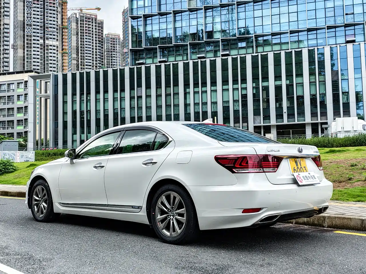 Lexus LS 2016 600hL фото 12