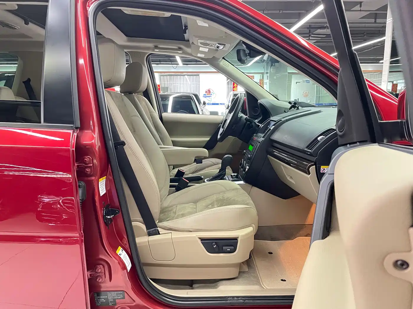 Land Rover Freelander 2 2011 3.2L China Red Limited Edition фото 18