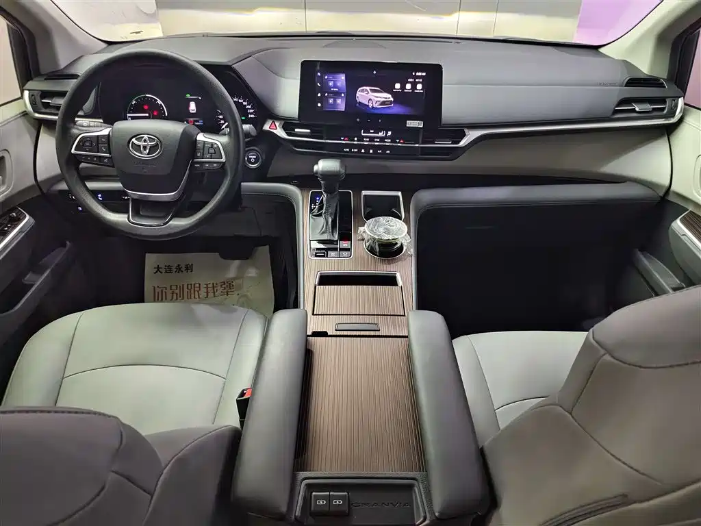 Toyota Granvia 2024 2.5L Hybrid Comfort фото 12