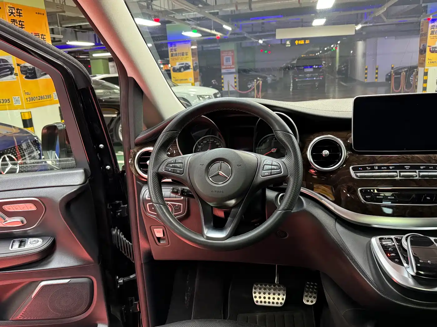 Mercedes-Benz V-Class 2017 Model V 260 L Premium Extended Edition фото 21