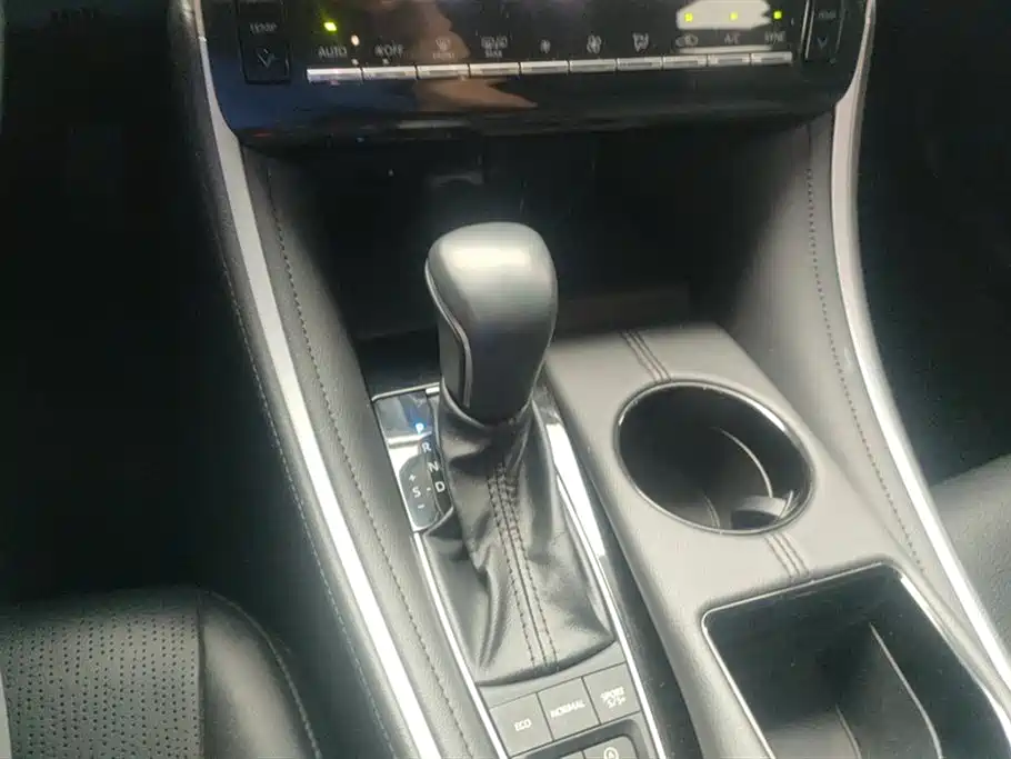 Toyota Avalon 2023 2.5L Luxury Edition фото 16