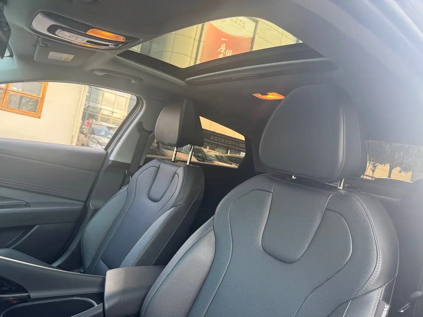 Hyundai Elantra 2023 Model 1.5L CVT LUX Premium Edition фото 13