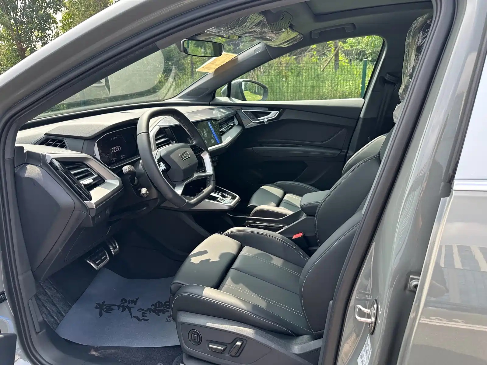 Photo 8 - Audi Q4 e-tron