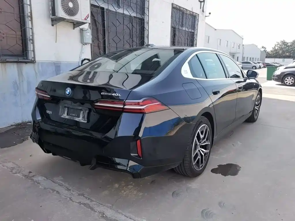 Photo 7 - BMW i5