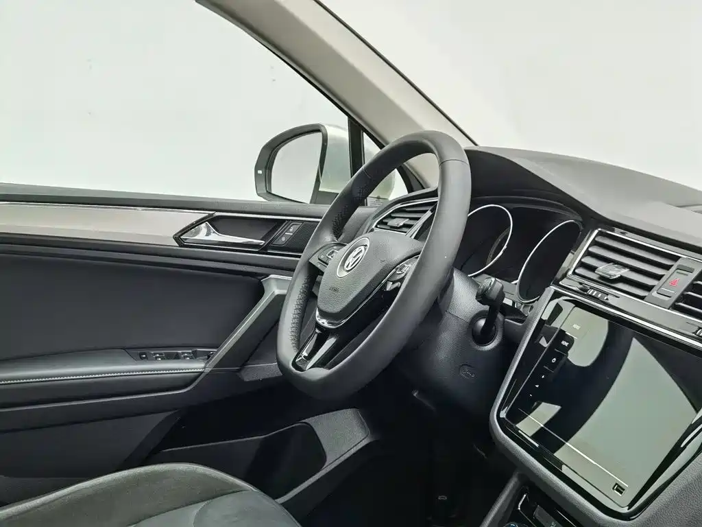 Photo 22 - Volkswagen Tiguan L