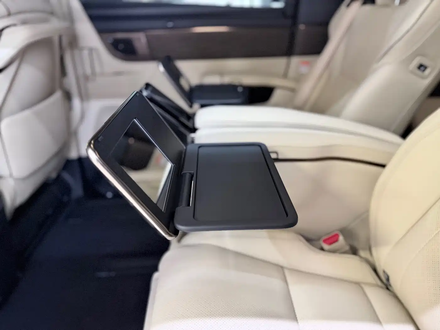 Toyota Alphard 2025 Hybrid 2.5L Ultimate Gold Edition фото 9