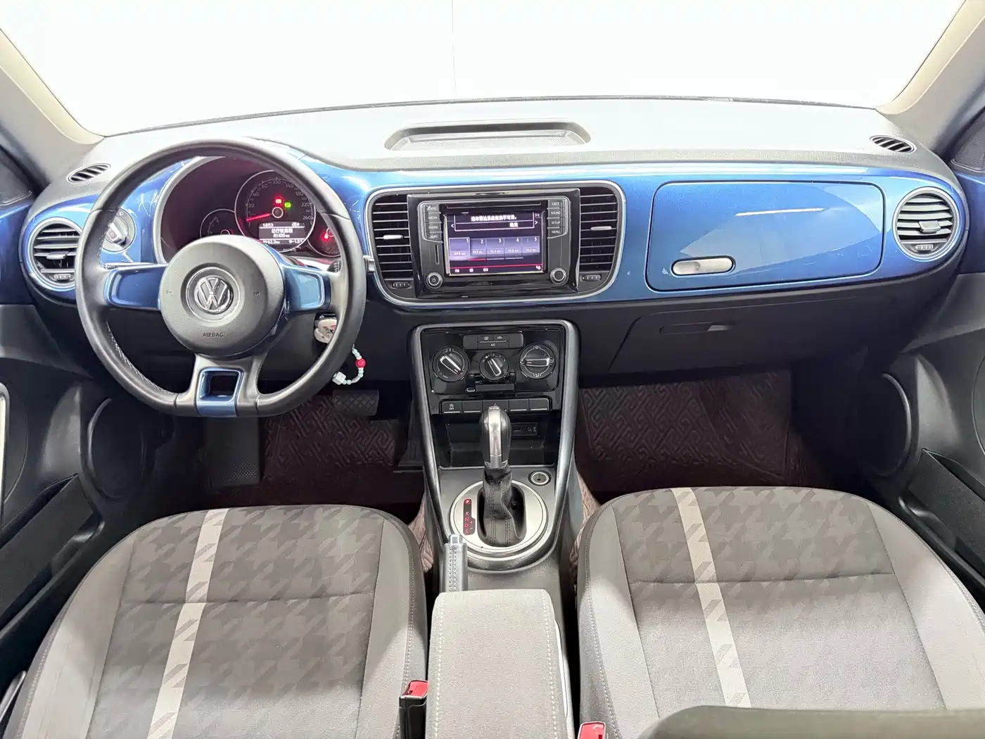 Volkswagen Beetle 2017 180TSI Enjoy фото 12