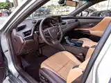 Photo 9 - Lexus ES