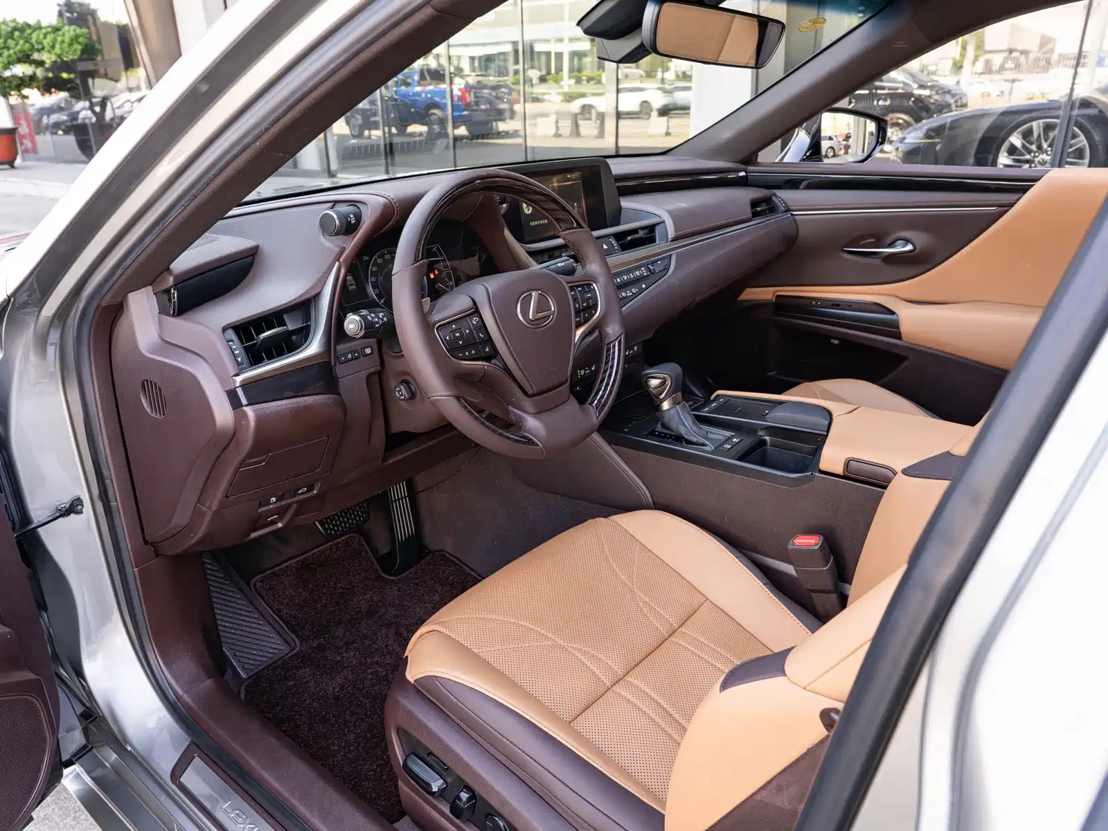 Photo 9 - Lexus ES