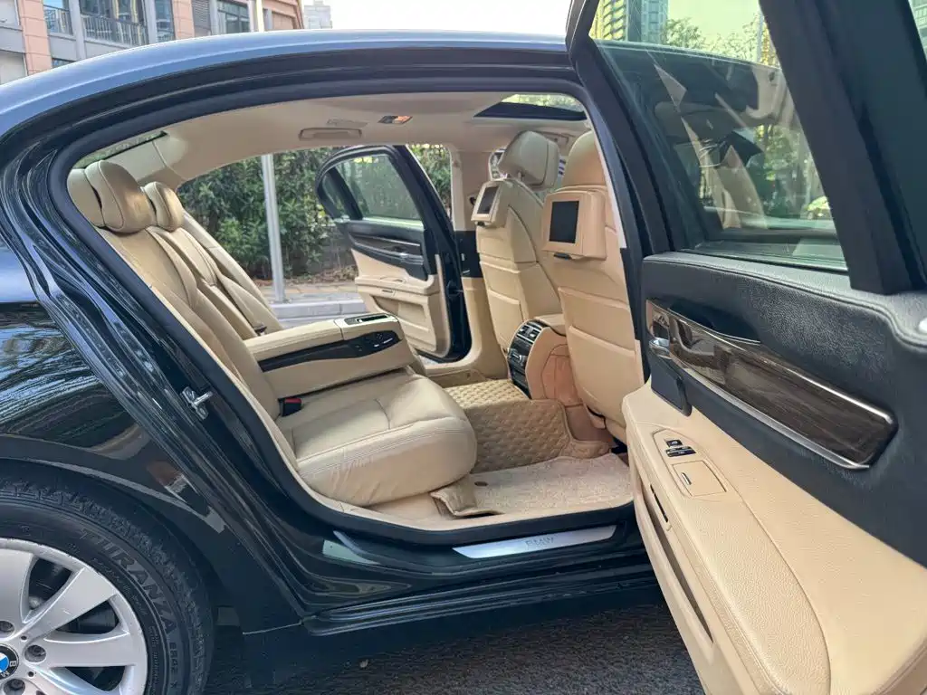 Фото 12 - BMW 7 Series