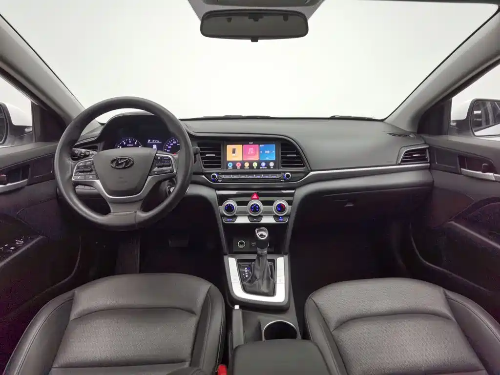 Photo 5 - Hyundai Elantra