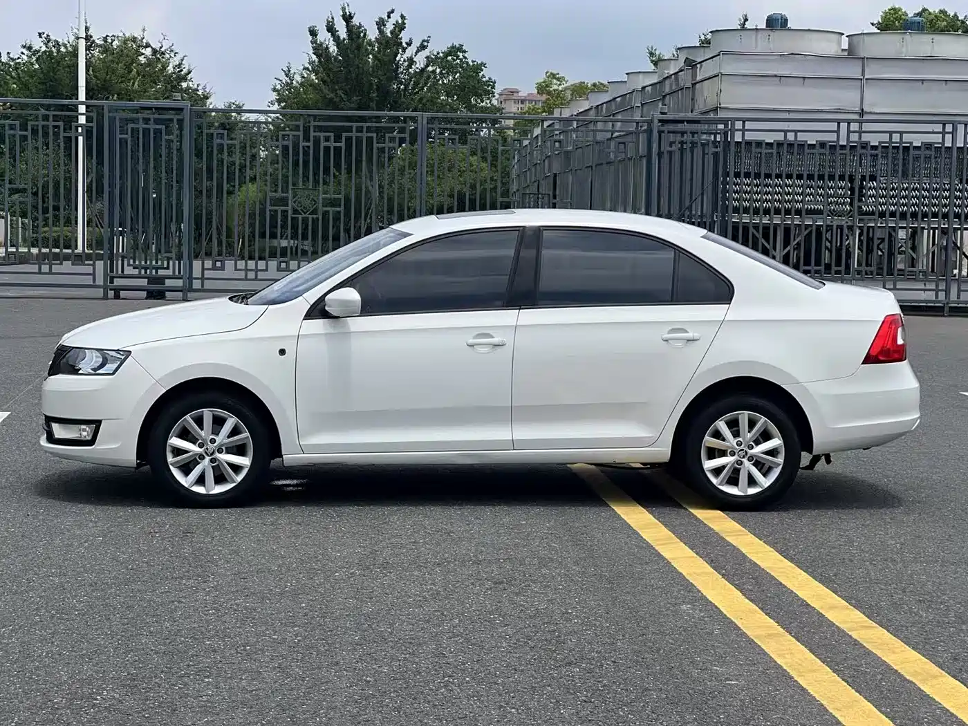 Škoda Rapid 2016 1.6L Automatic Pioneer Edition фото 3