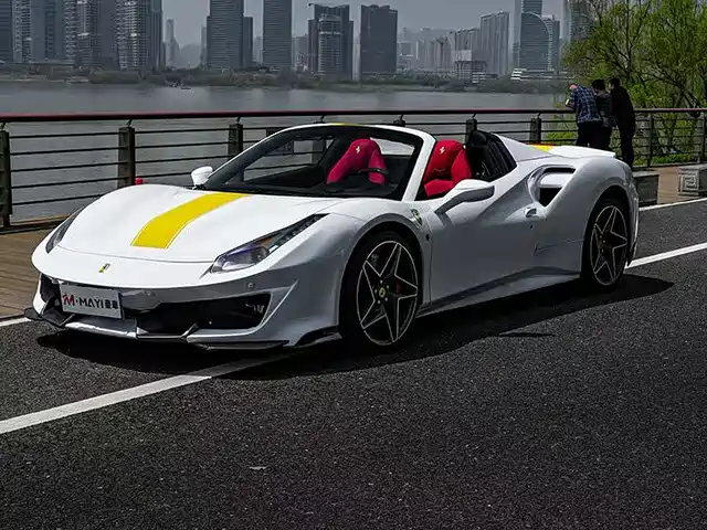 FERRARI 488