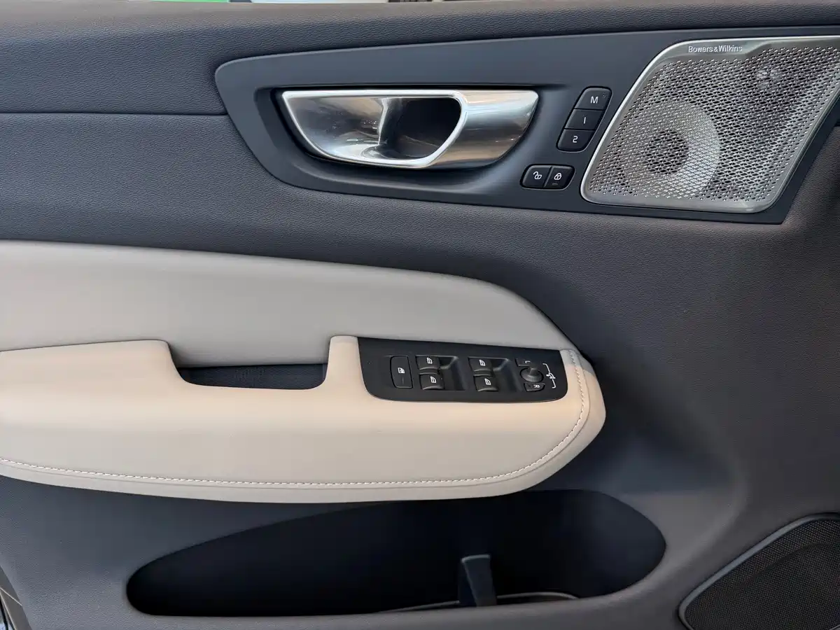 Фото 9 - Volvo XC60