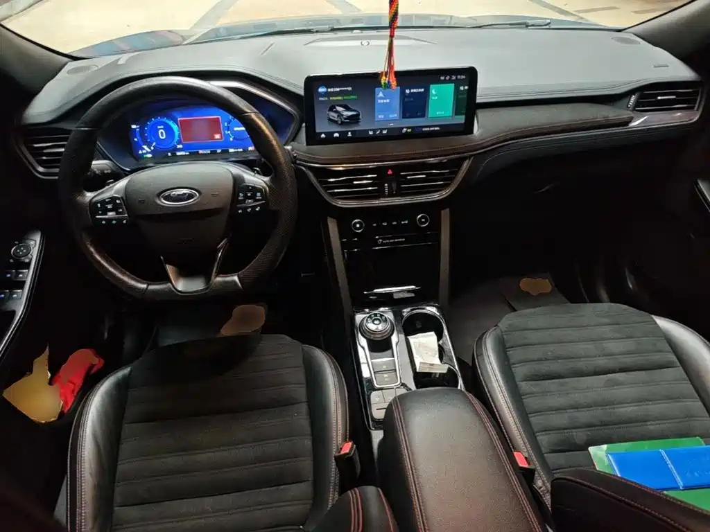 Photo 10 - Ford Escape